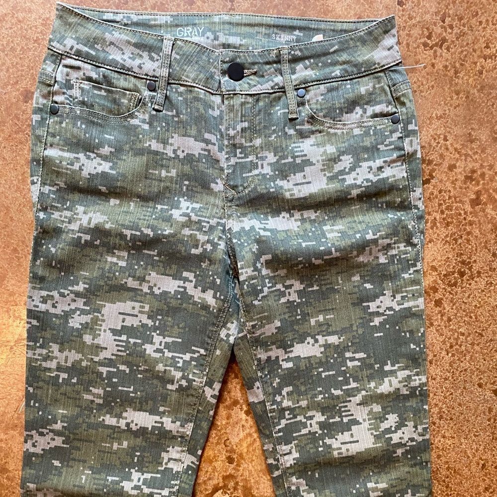 Grey‎ by Saks 5th Avenue camo skinny stretch jean pants